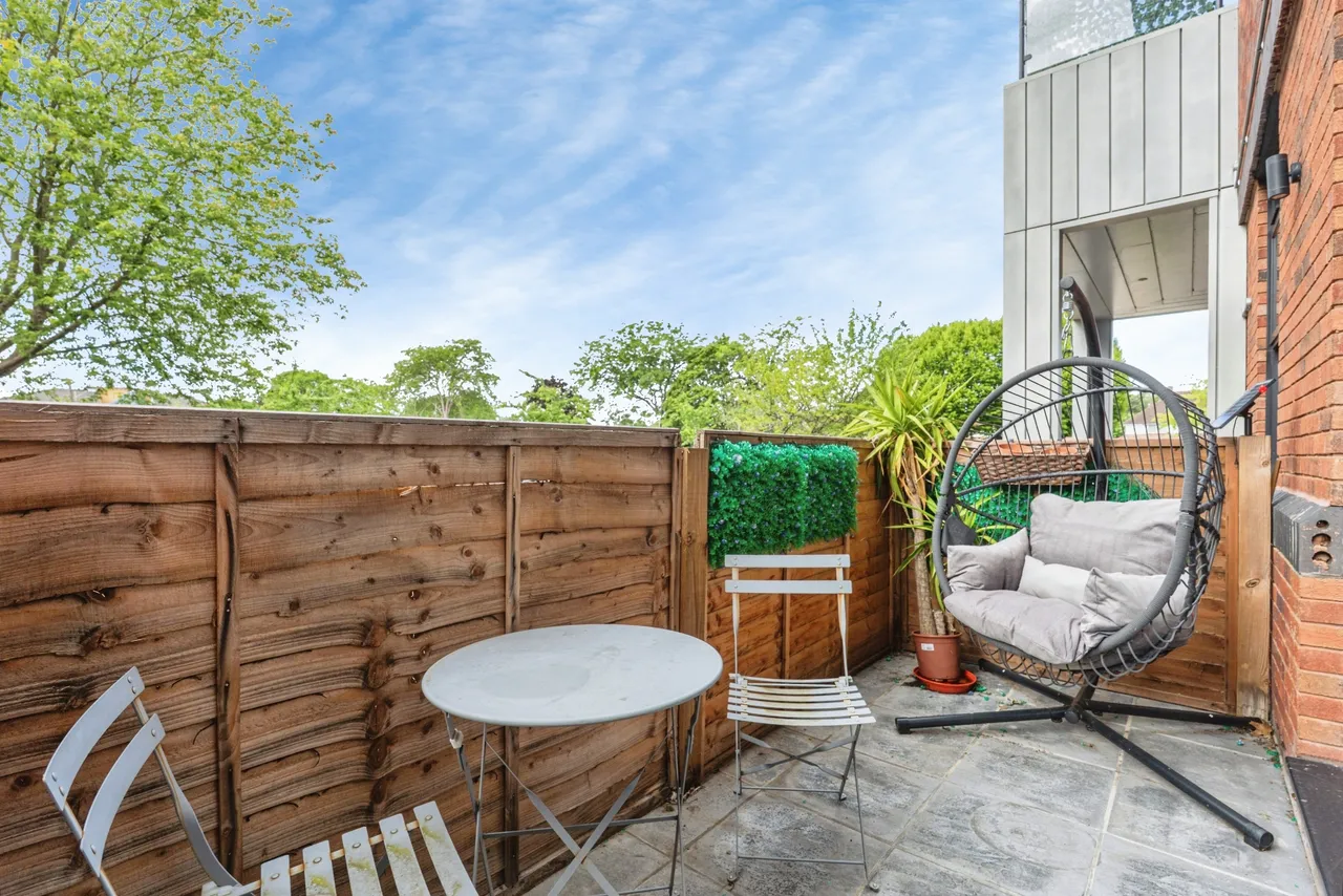 1 bed flat for sale, Albert Drive, Woking, GU21
