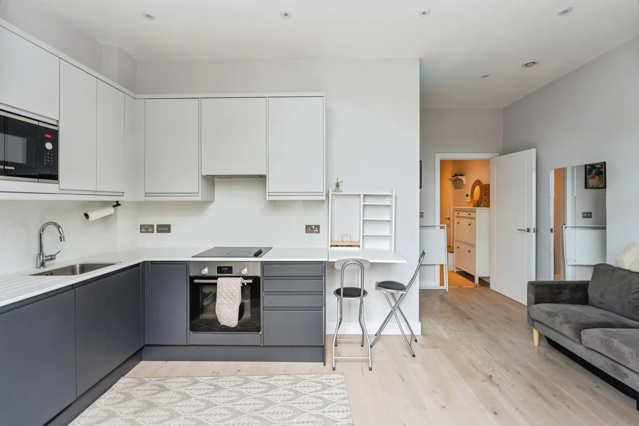 Albert Drive, Woking, GU21, photo 2