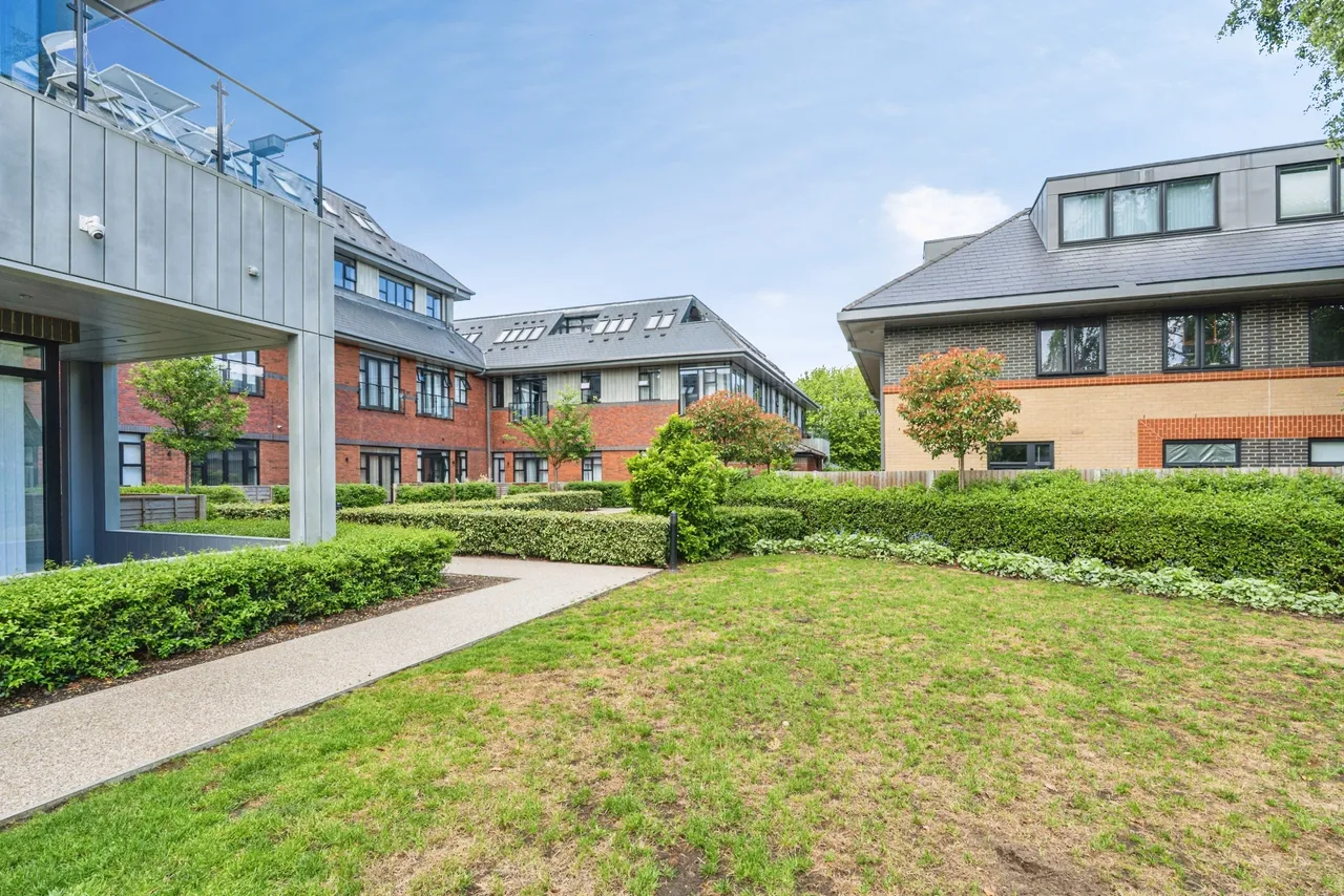 Albert Drive, Woking, GU21, photo 13
