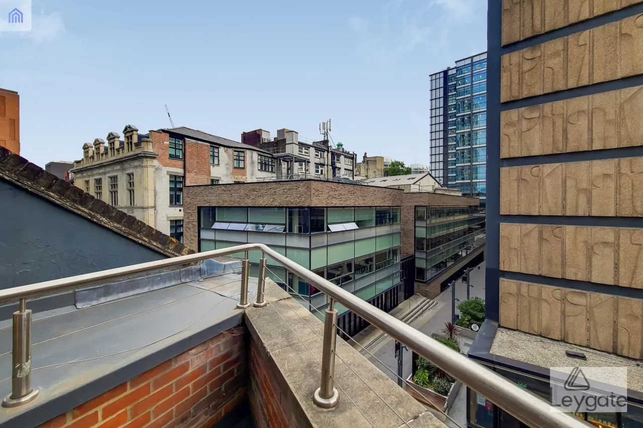 2 bed flat for sale — Peerless Street, London