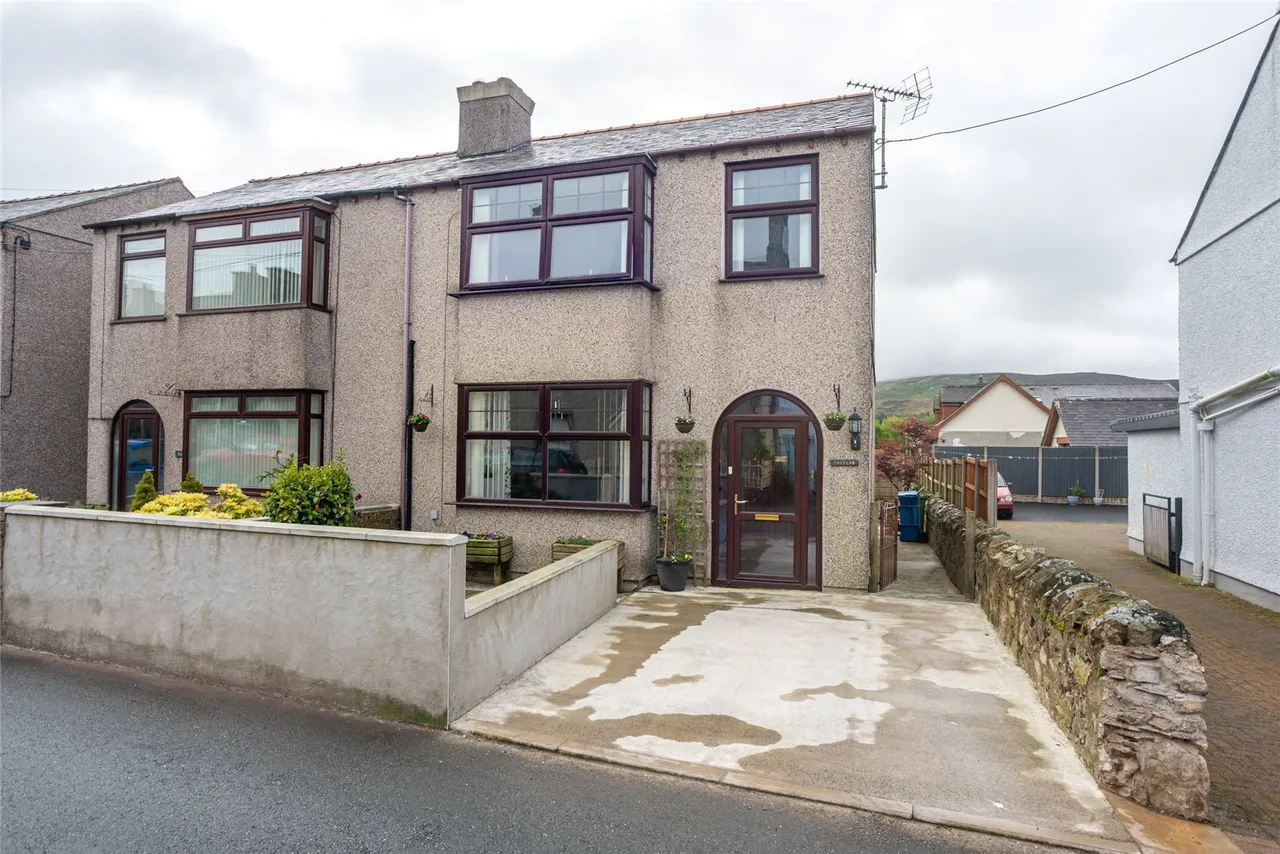 3 bed house for sale, Station Road, Llanrug
