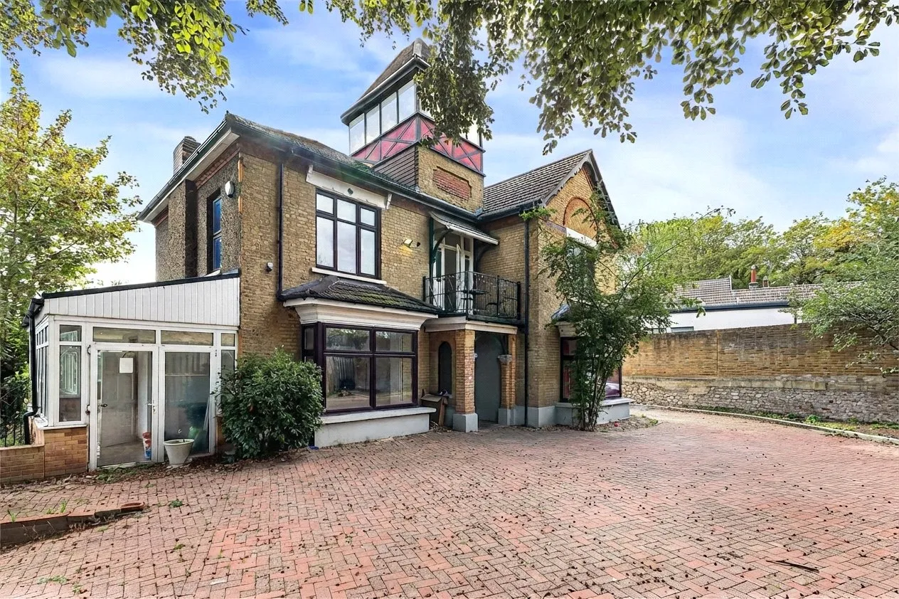 6 bed 6 bedroom property for sale, London Road, Strood, ME2