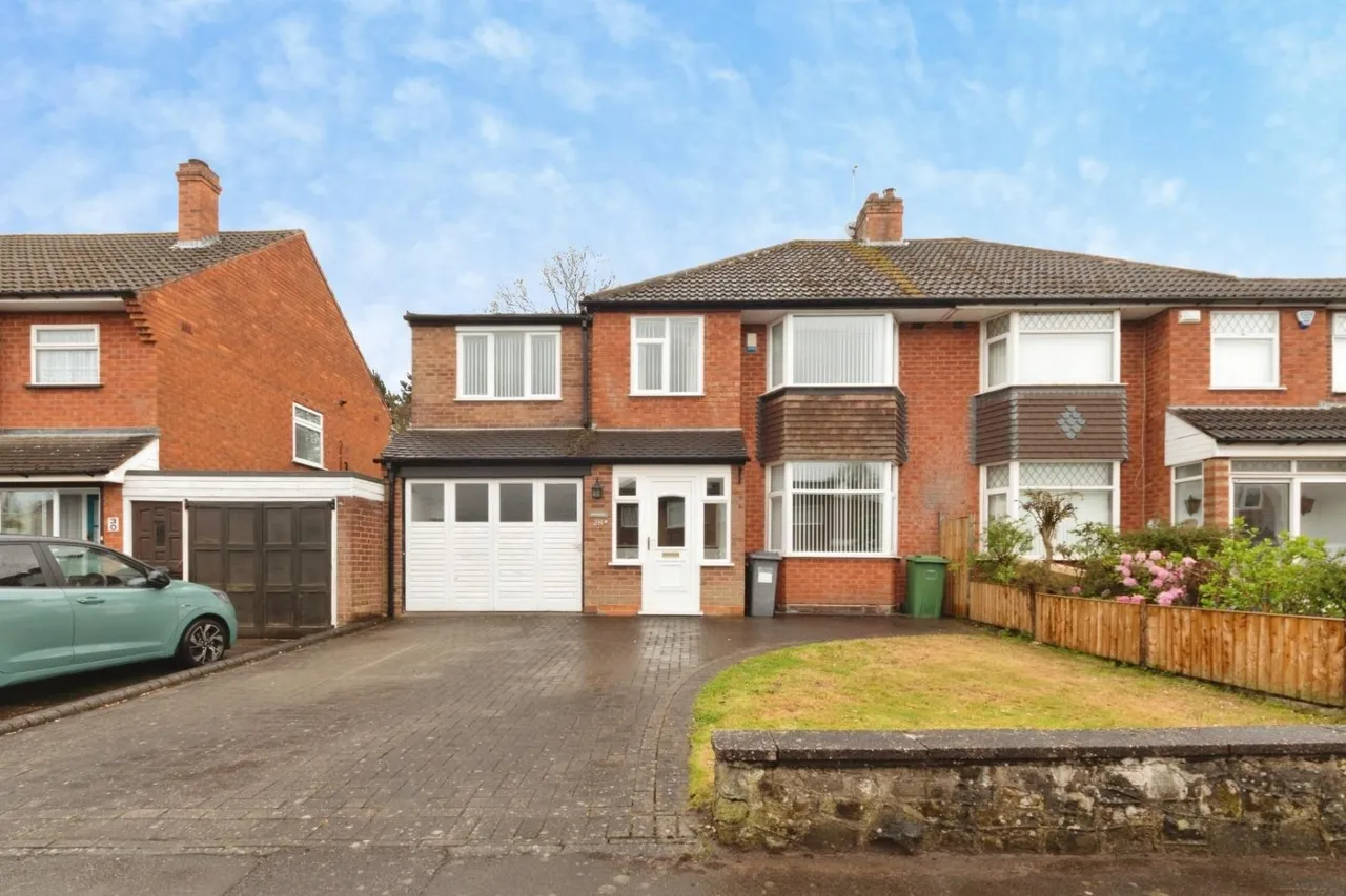 5 bed house for sale — Leafield Road, Solihull