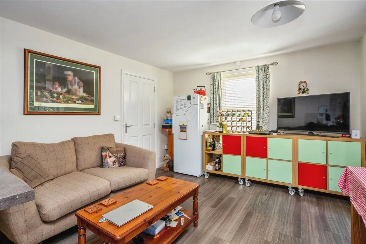 Endal Way, Clanfield, PO8, photo 7