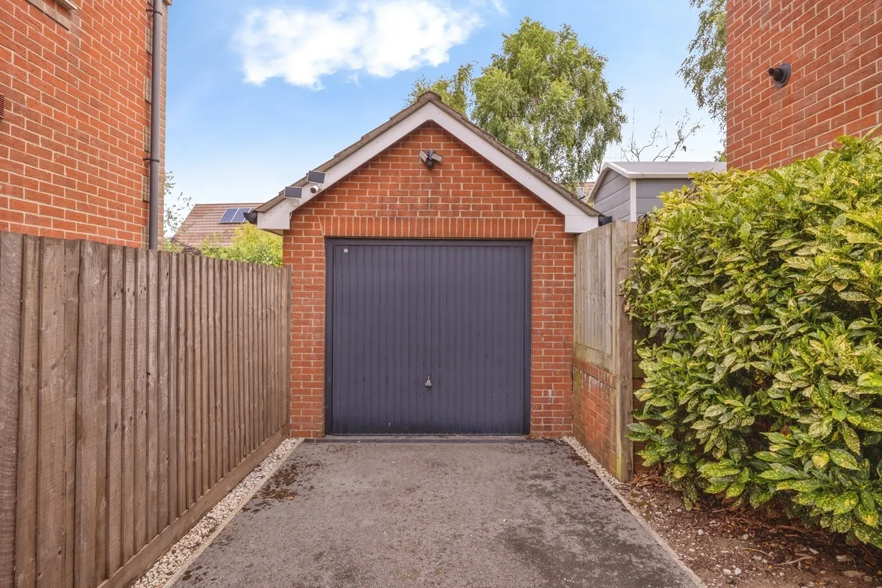 Endal Way, Clanfield, PO8, photo 24