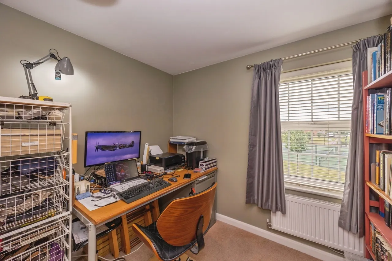 Endal Way, Clanfield, PO8, photo 17