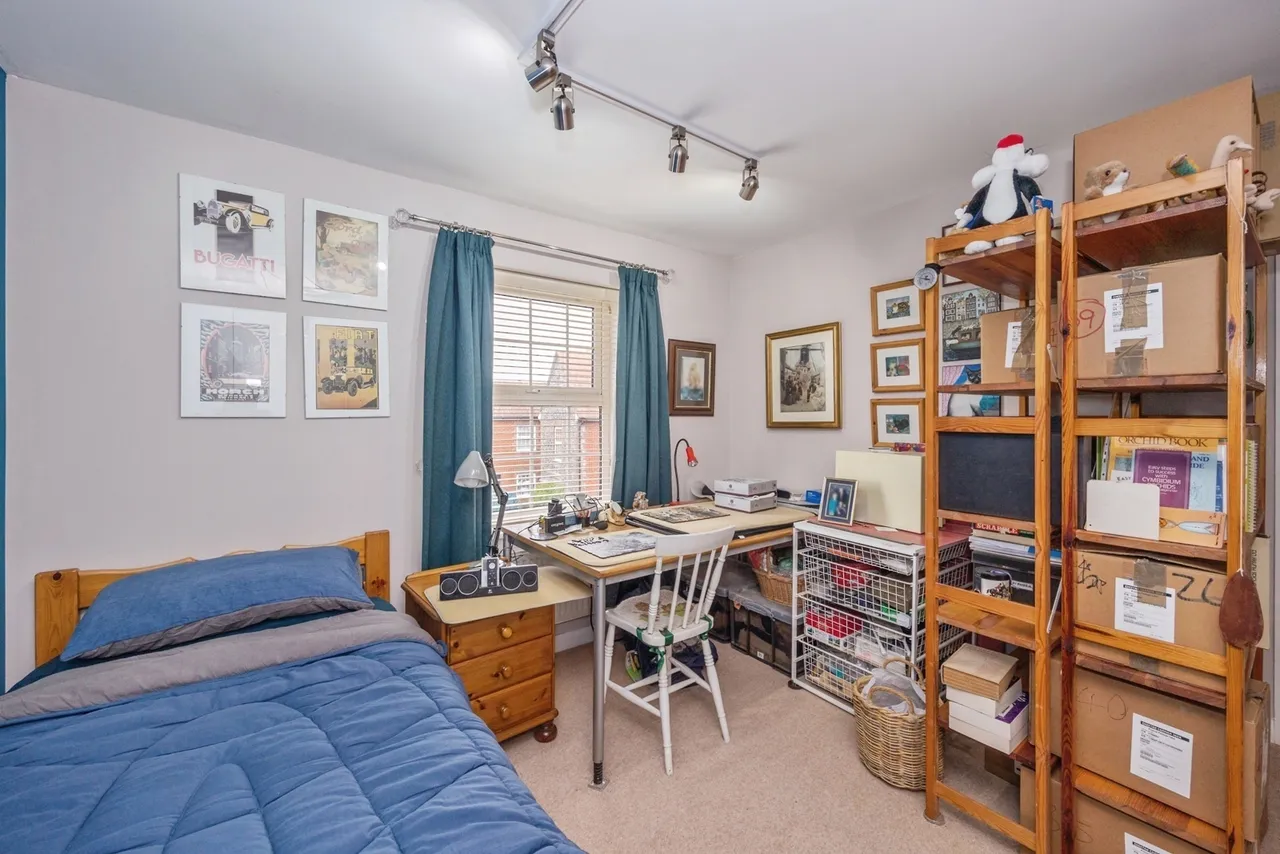 Endal Way, Clanfield, PO8, photo 15