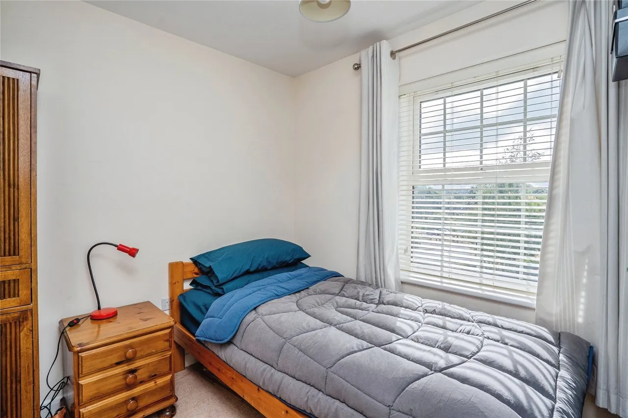 Endal Way, Clanfield, PO8, photo 19