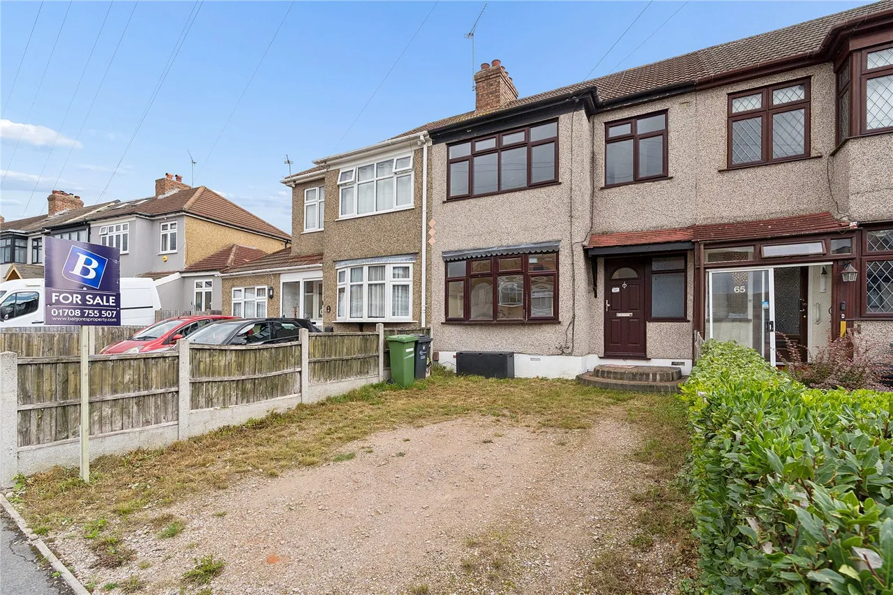 3 bed house for sale — Lynton Avenue, Romford, RM7