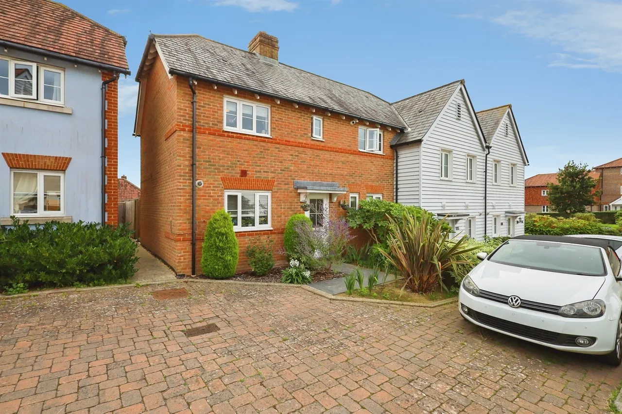 3 bed house for sale, Hemp Place, Hailsham, BN27