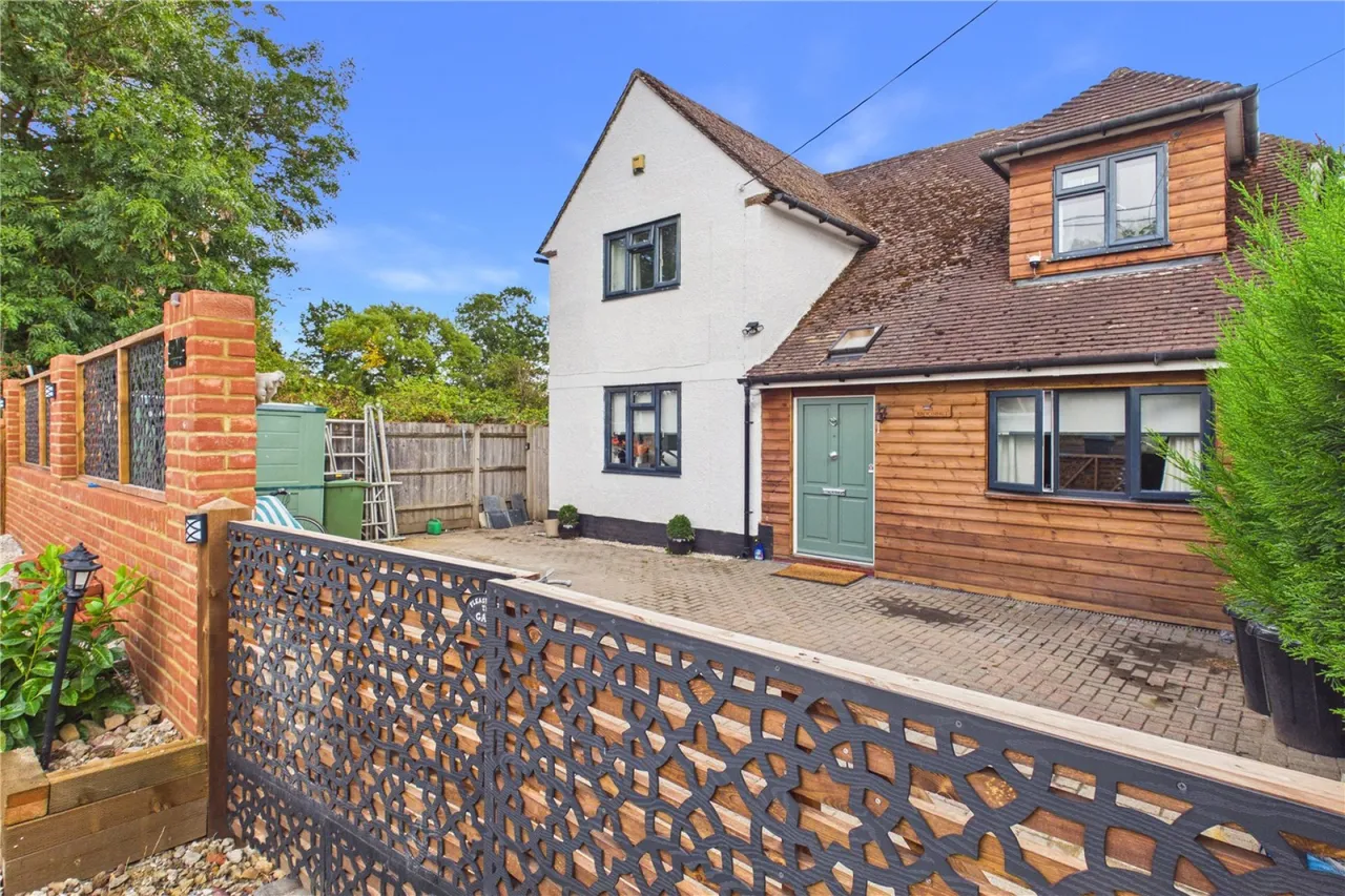 4 bed house for sale, Bath Road, Beenham, RG7