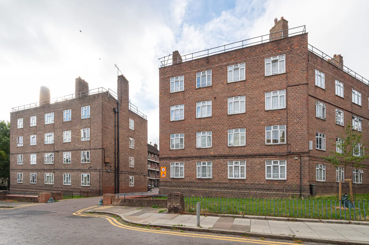 3 bed flat for sale — 24 Laughton House, Tulse Hill, London