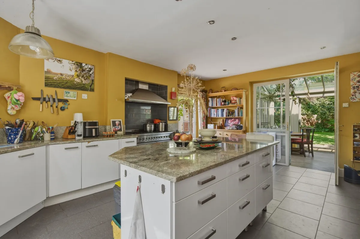 Main Street, Newark, NG23, photo 7