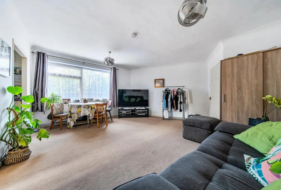 1 bed flat for sale, London Road, Redhill, RH1