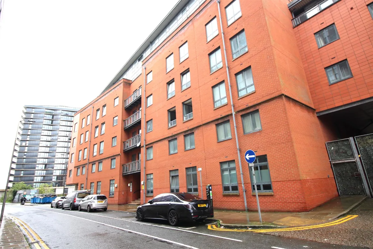 2 bed flat for sale — Ellesmere Street, Manchester, M15 4QS