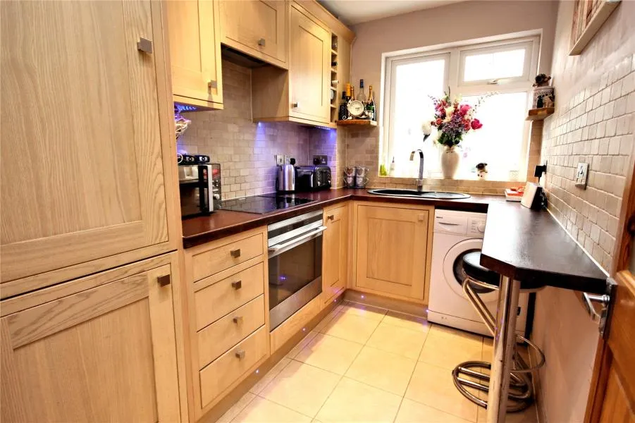 Willowmead Close, Woking, GU21, photo 2
