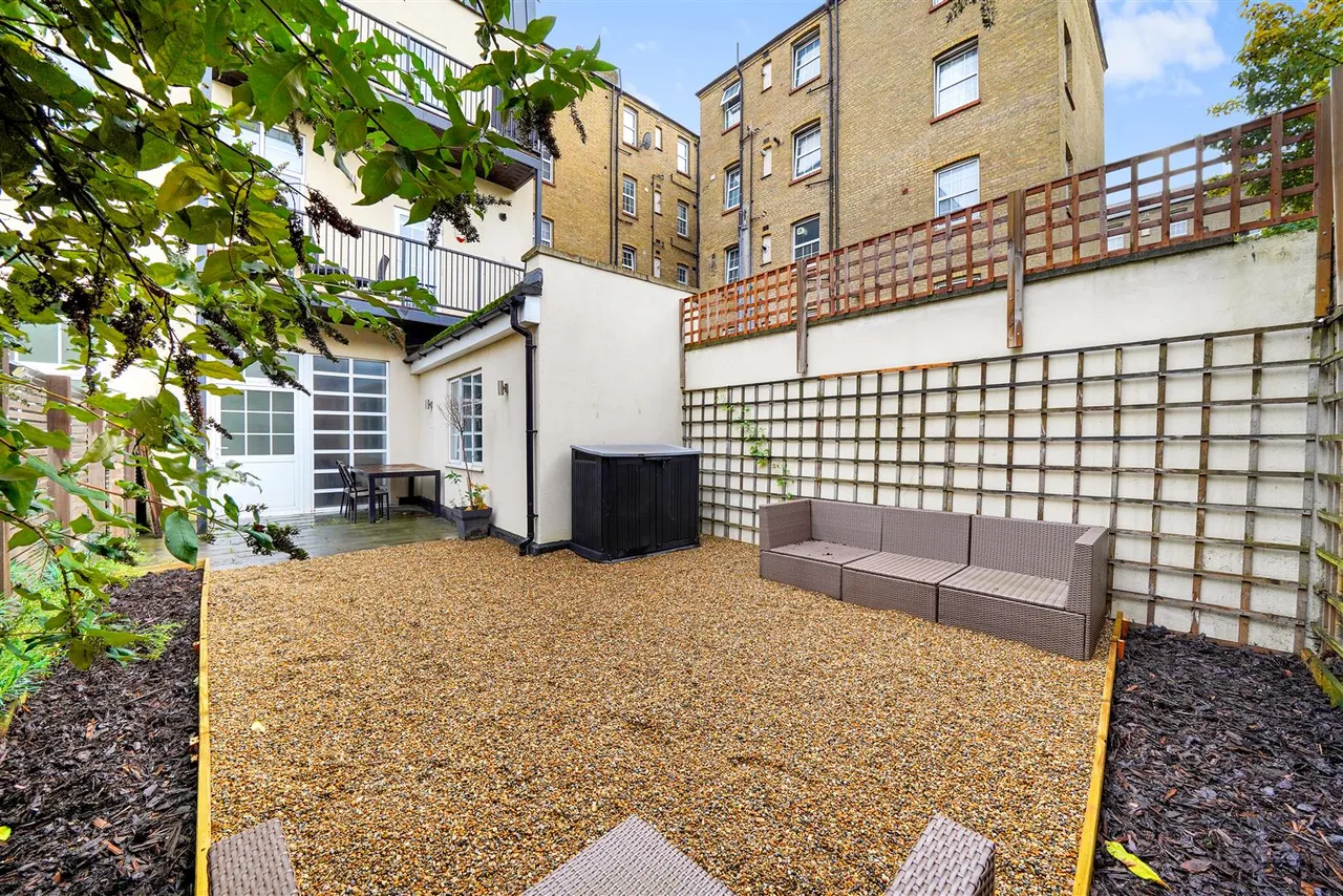 3 bed flat for sale, Halesworth Court, Bow