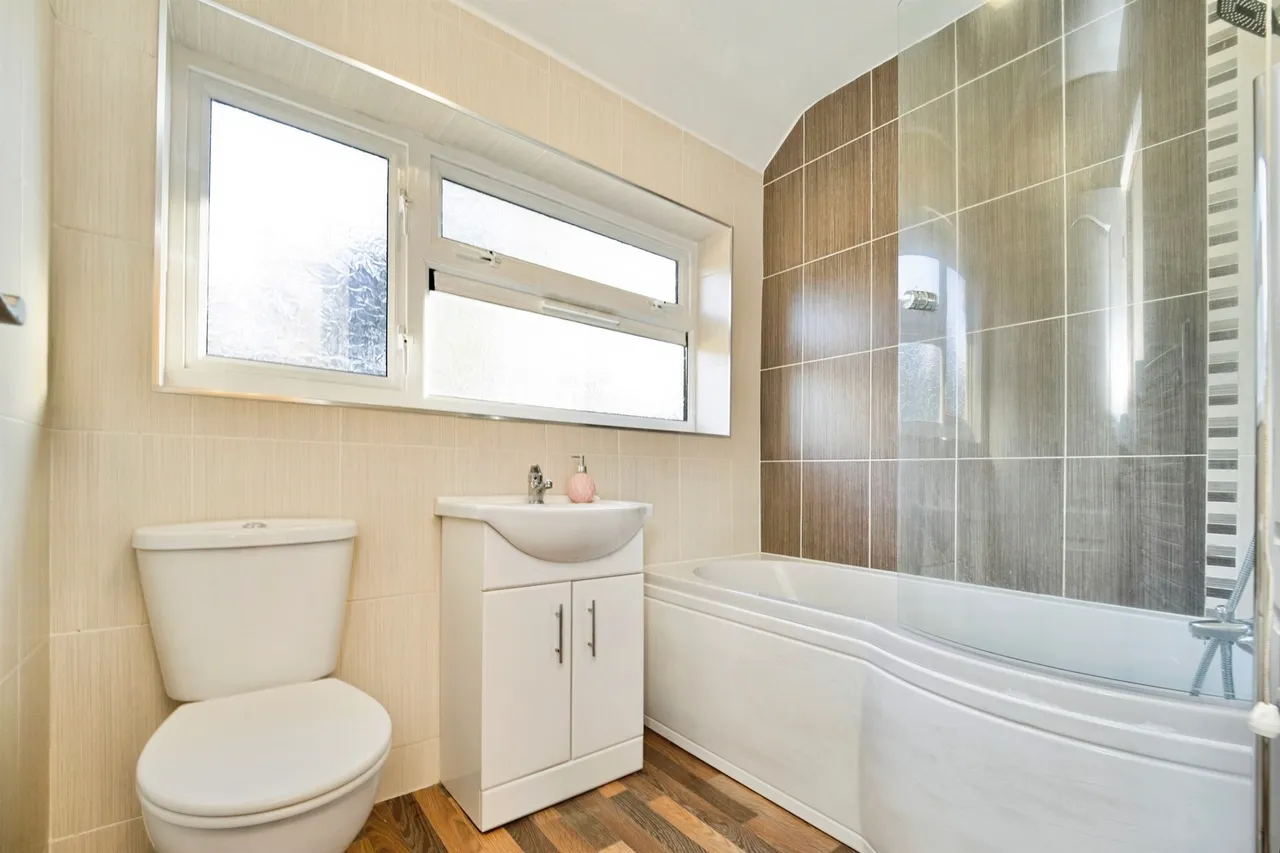 Englefield Crescent, Bradford, BD4, photo 12