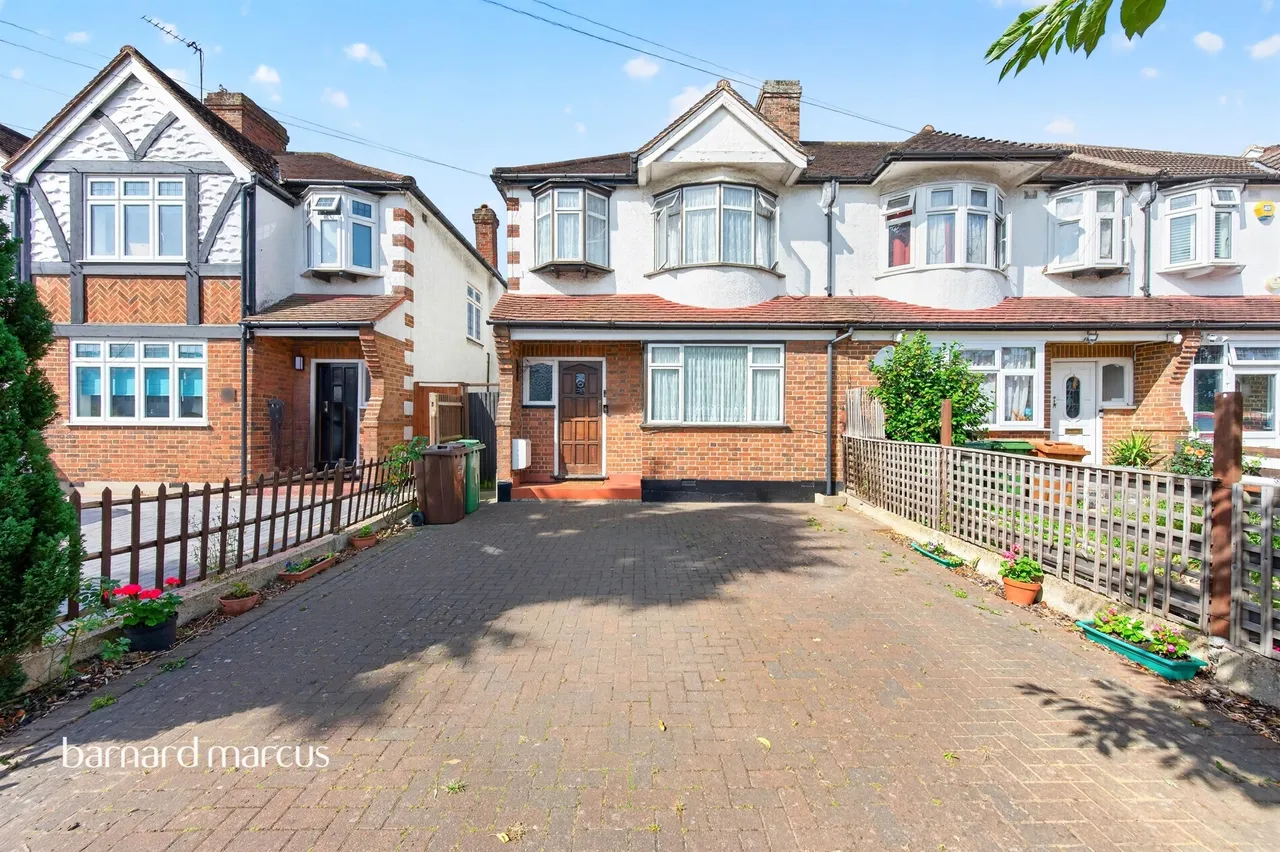 3 bed house for sale — Sutton Common Road, Sutton