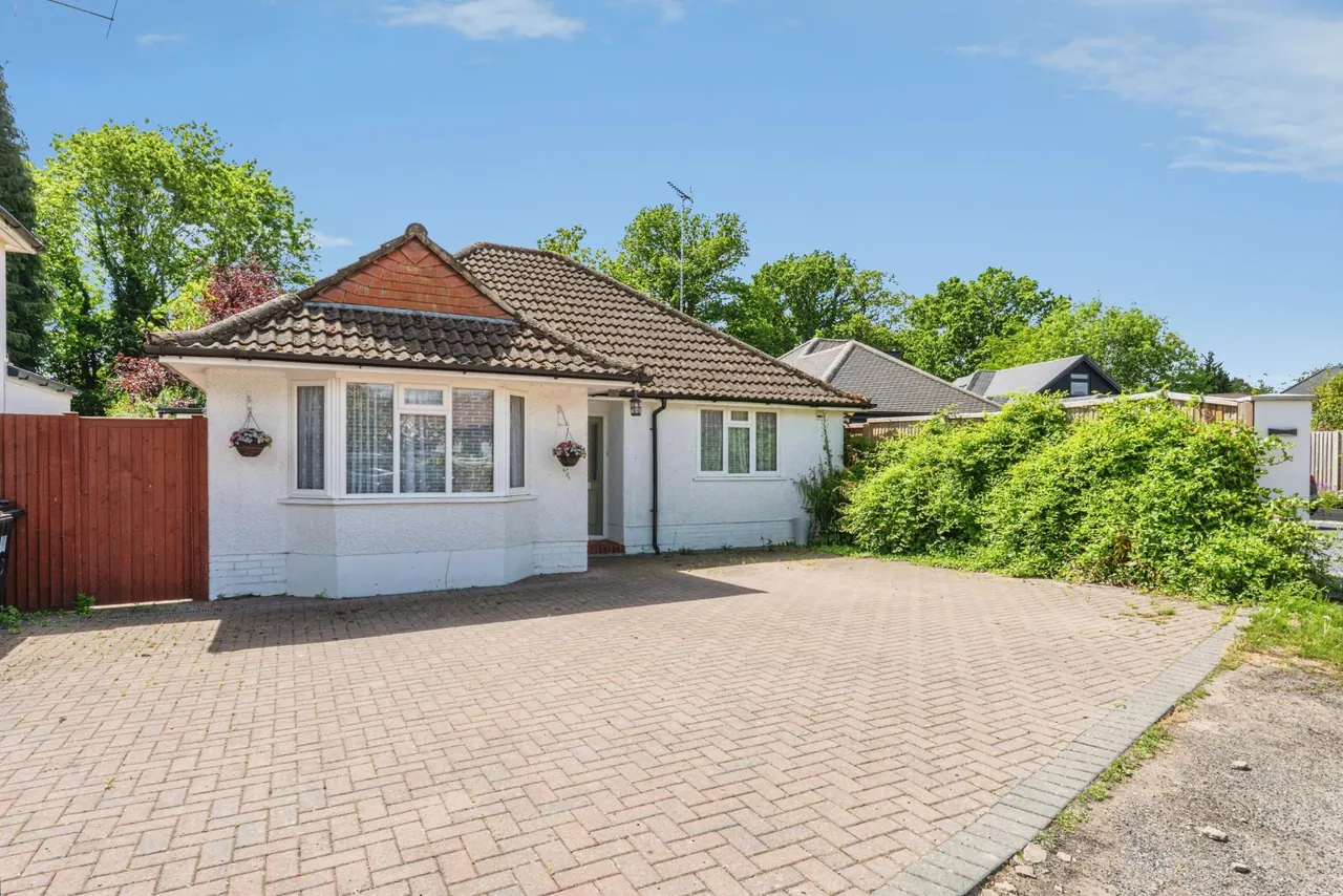 2 bed house for sale, Turnoak Avenue, Woking, GU22