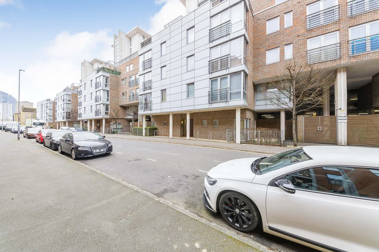 2 bed flat to rent, Hamburg House, Admiralty Quater, PO1