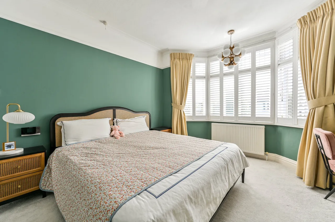 53 Camberley Avenue, London, photo 12