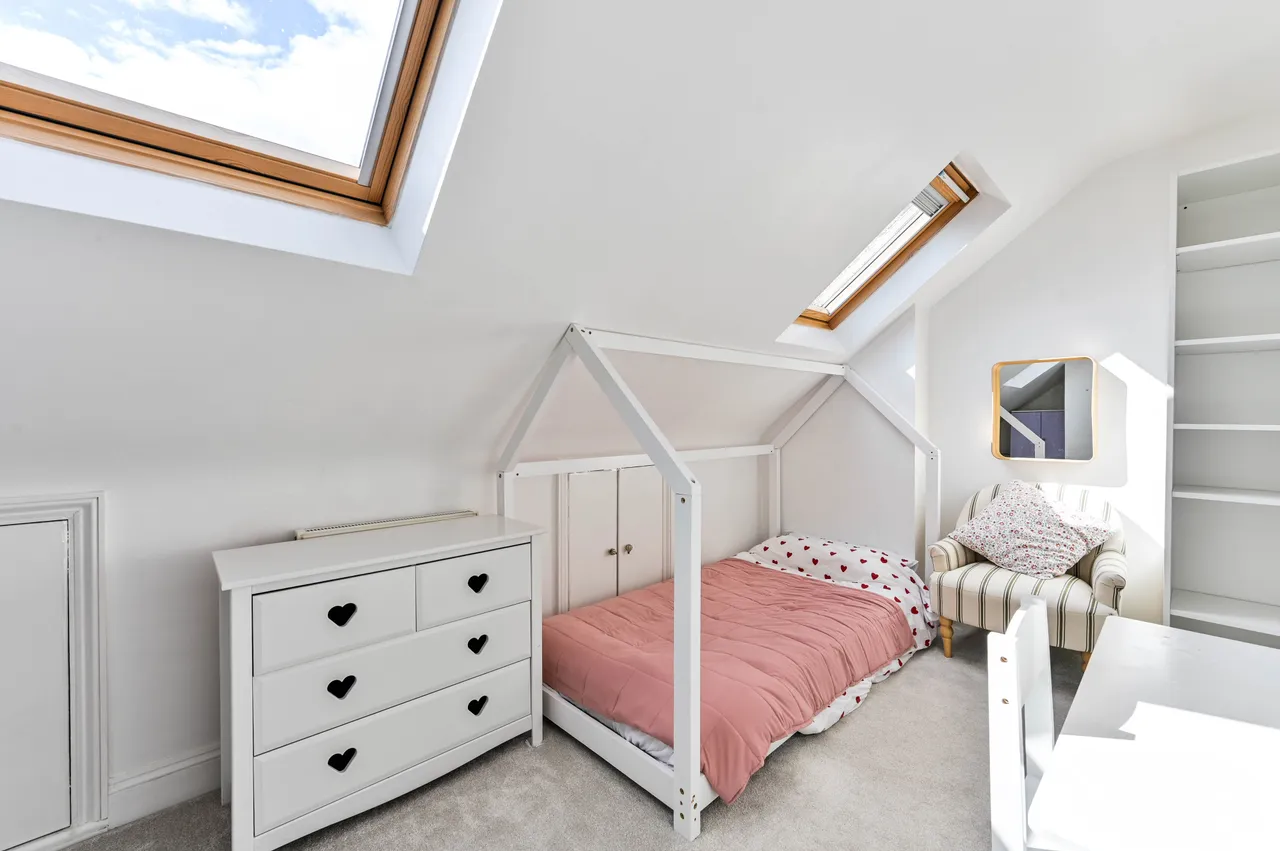 53 Camberley Avenue, London, photo 11