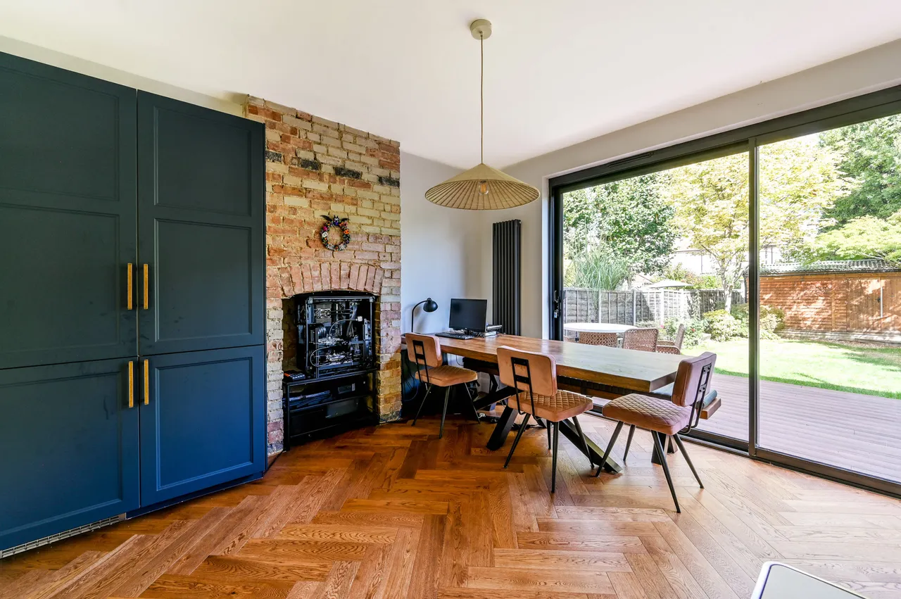 53 Camberley Avenue, London, photo 10