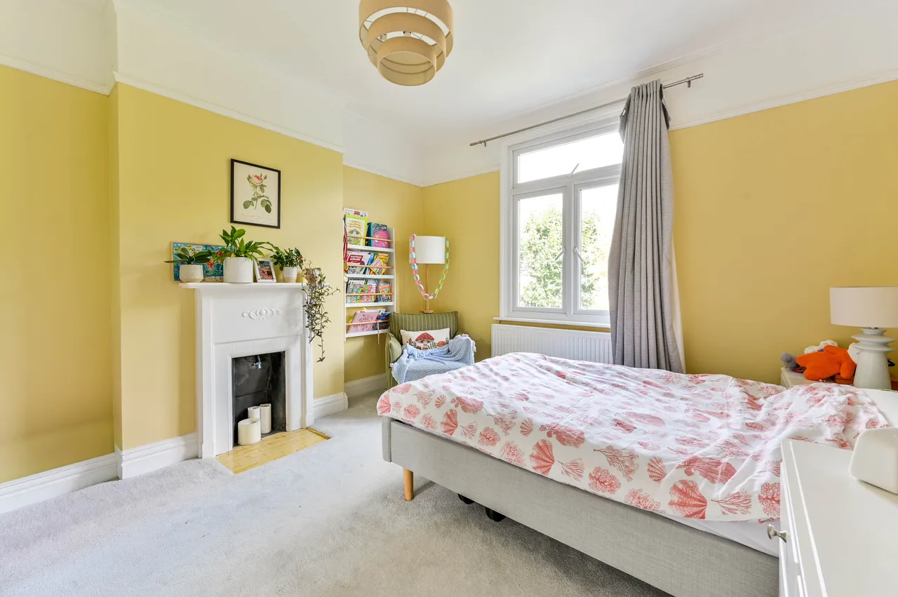 53 Camberley Avenue, London, photo 9