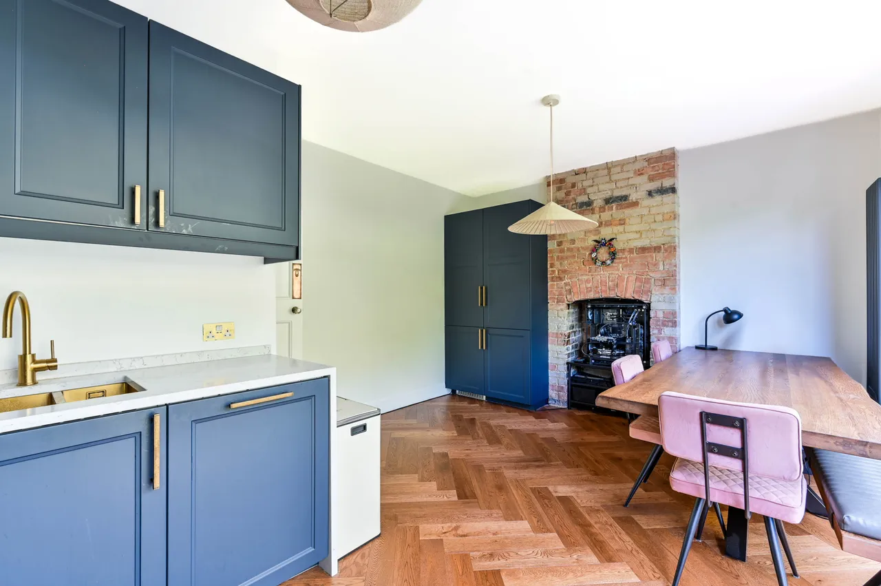 53 Camberley Avenue, London, photo 7
