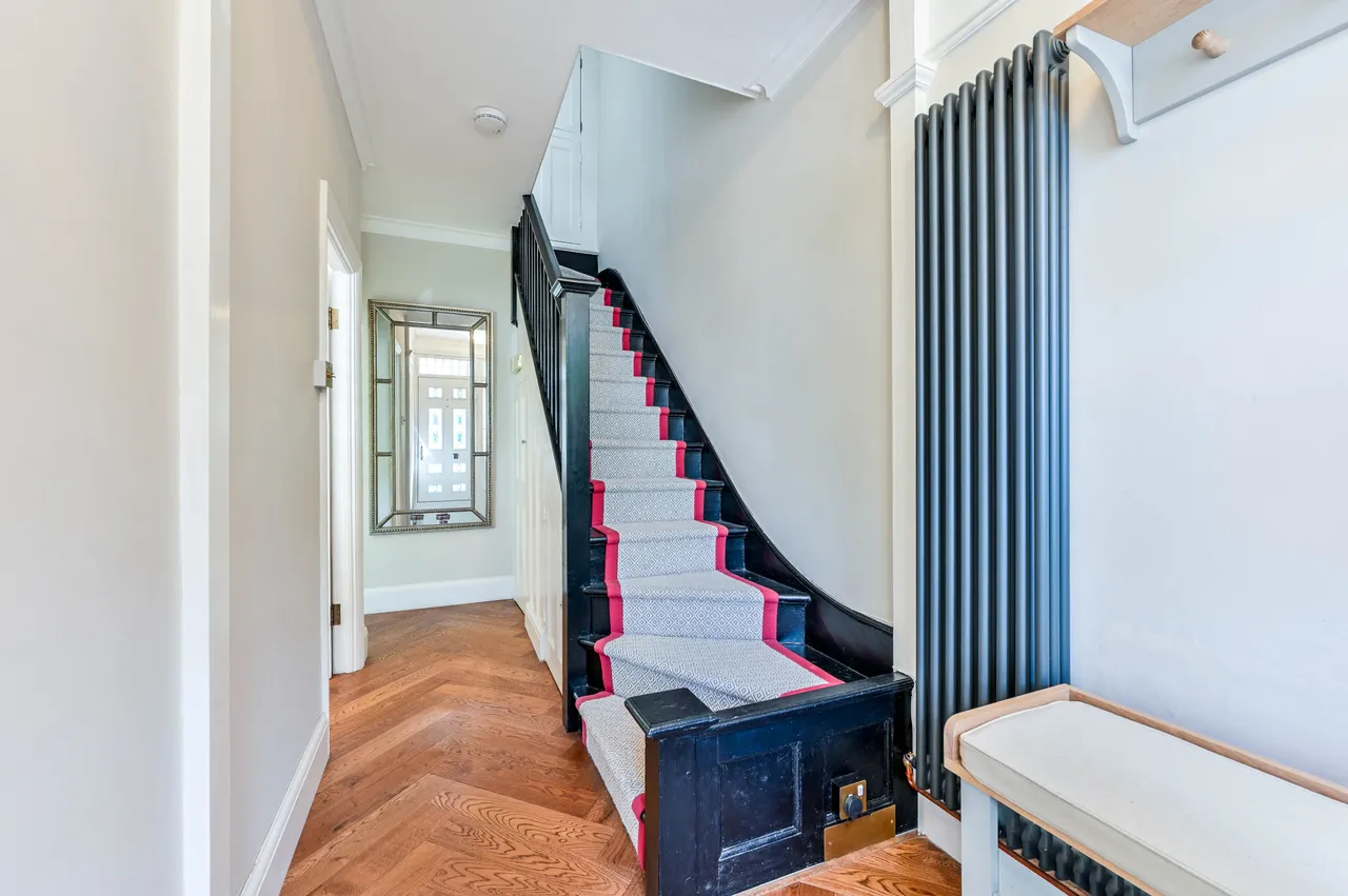 53 Camberley Avenue, London, photo 8