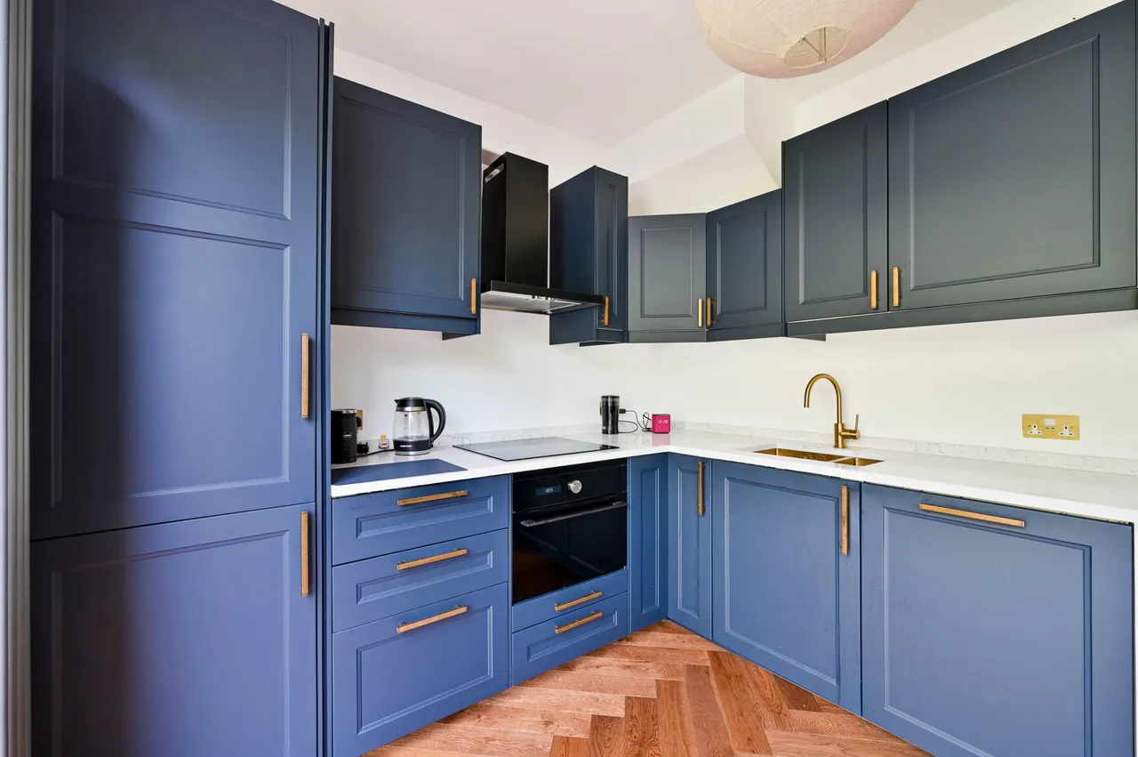 53 Camberley Avenue, London, photo 5