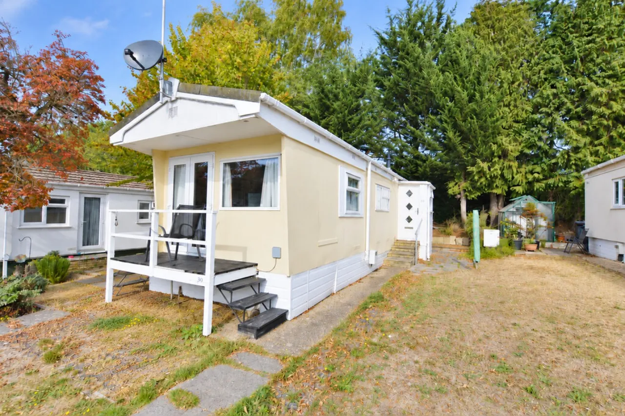 1 bed park home for sale, Rose Park, Addlestone, KT15