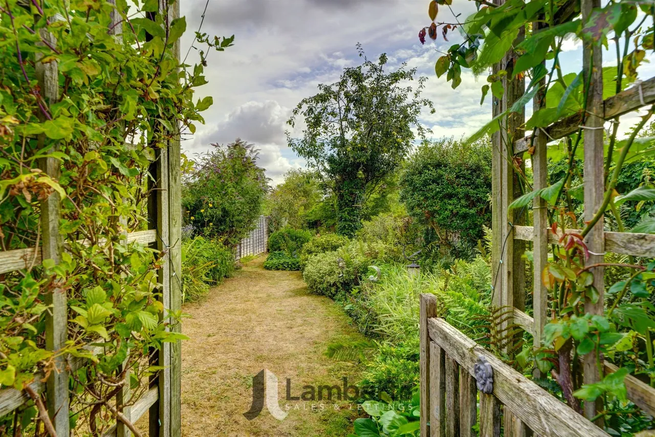 28 Birmingham Road, Studley, photo 24