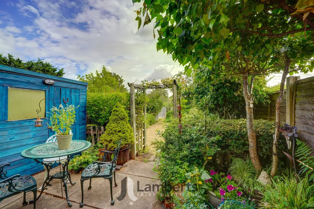 28 Birmingham Road, Studley, photo 21