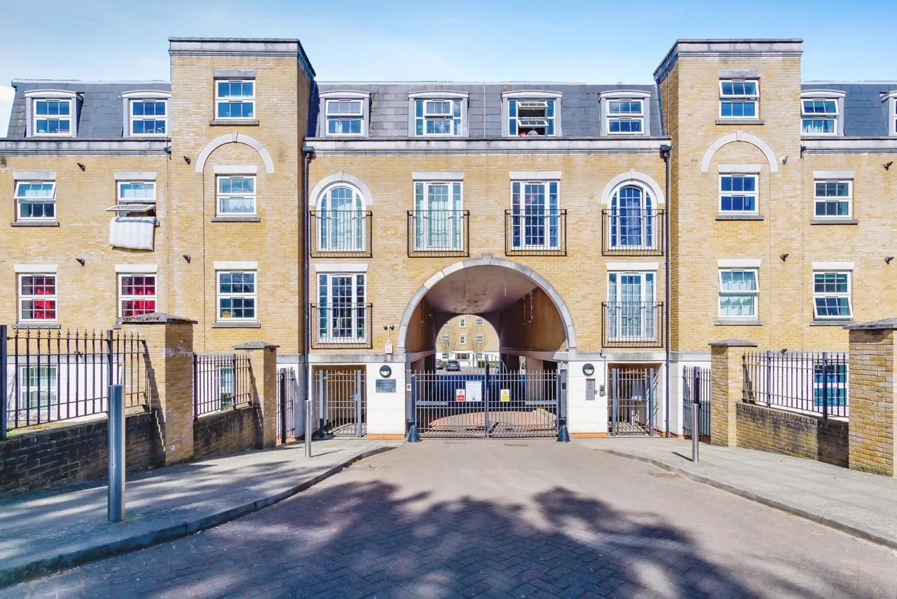 2 bed flat for sale, Addiscombe Road, Croydon