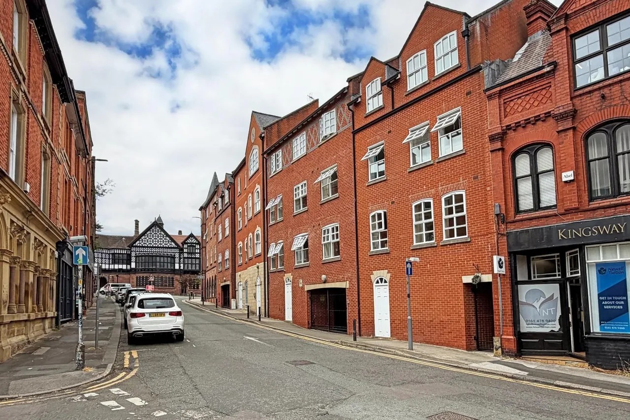 2 bed flat for sale — 11 Kingsway, Altrincham, Cheshire WA14 1PS