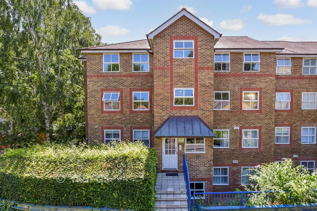 2 bed flat for sale, River Bank Close, Maidstone, ME15