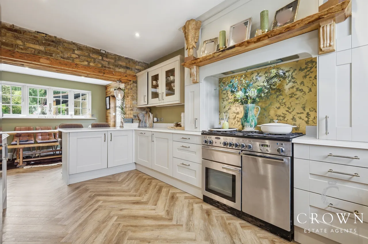 Church Road, Ramsden Heath, photo 9