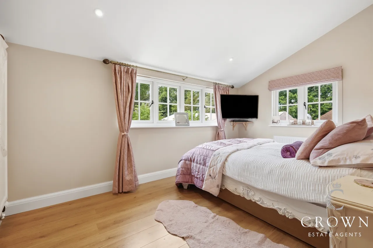 Church Road, Ramsden Heath, photo 15