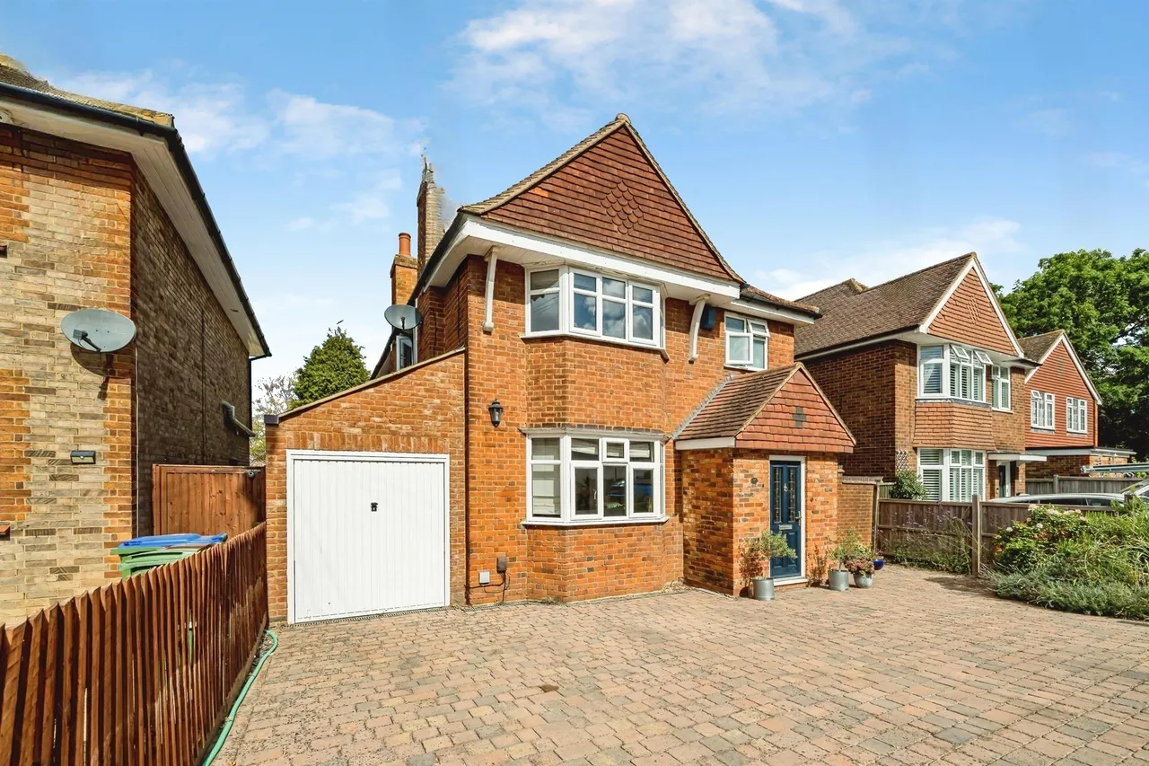 4 bed house for sale — Vale Road, Manor Park, Aylesbury