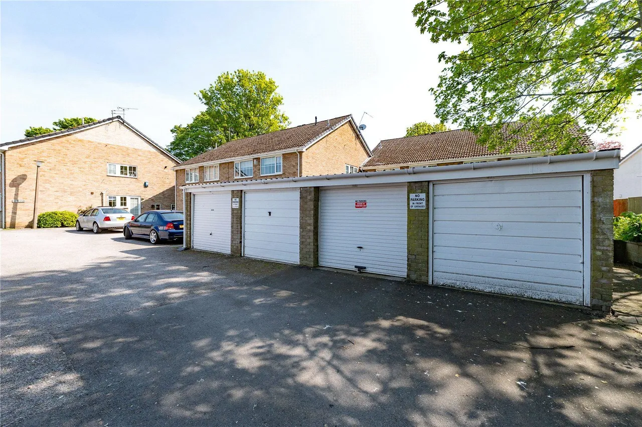 Scott Hall Road, Leeds, LS17, photo 15
