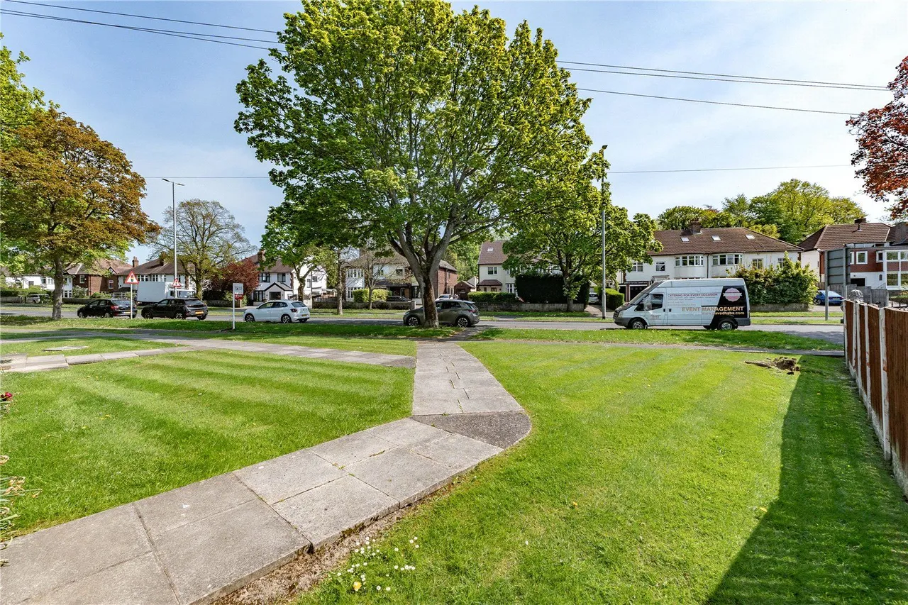 Scott Hall Road, Leeds, LS17, photo 8
