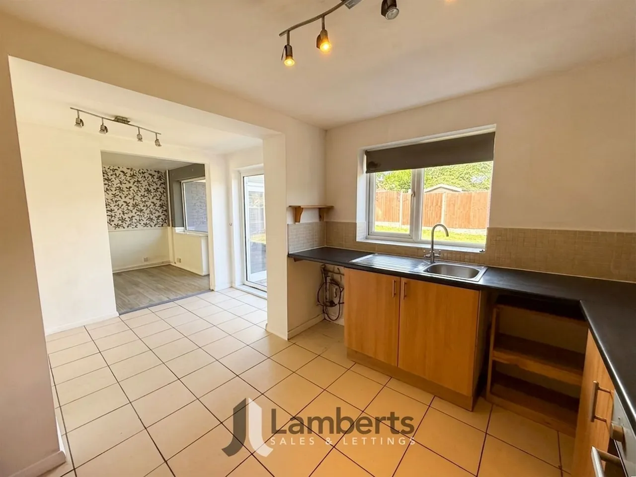 16 Hamilton Drive, Studley, photo 5