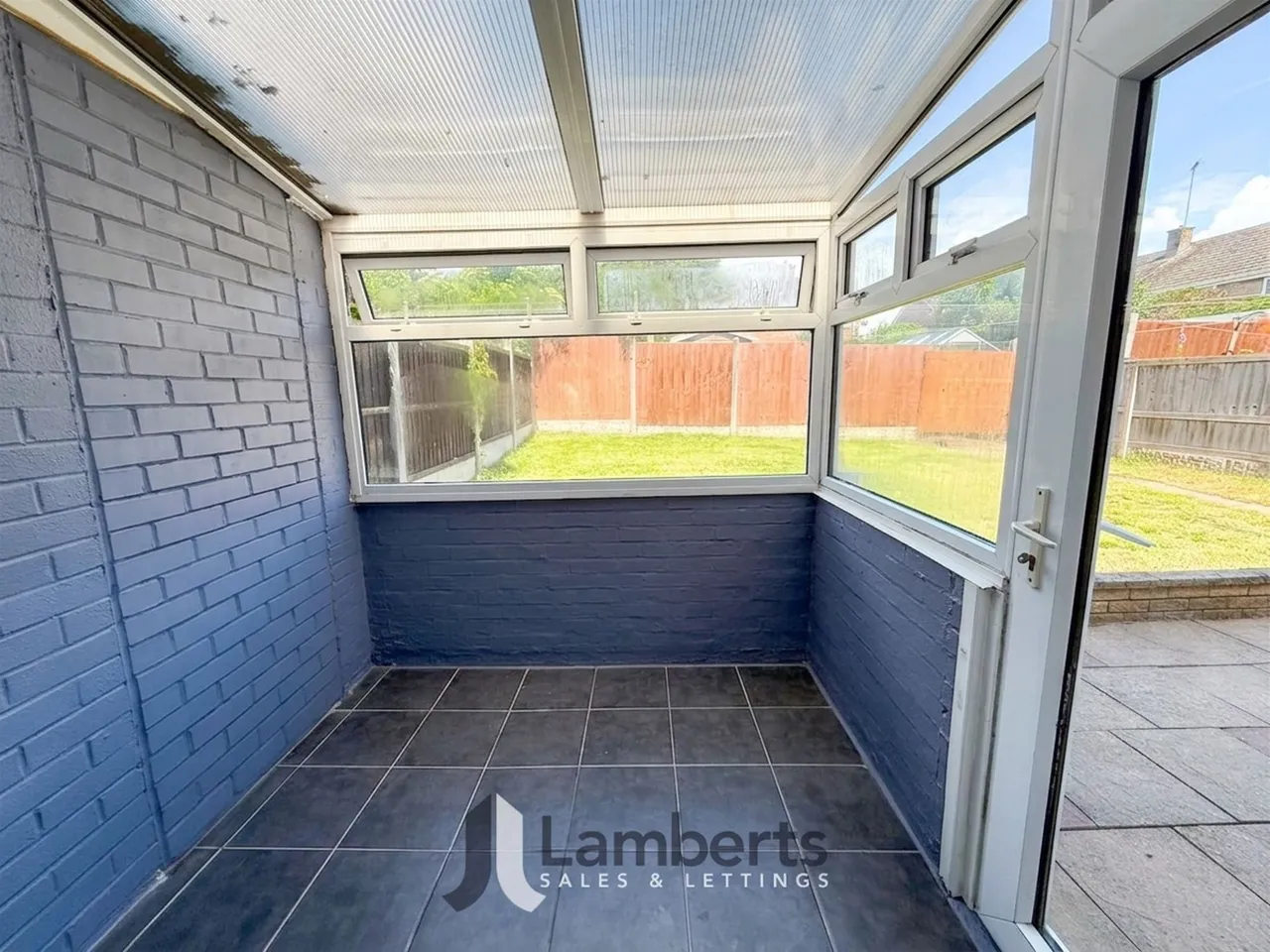 16 Hamilton Drive, Studley, photo 6