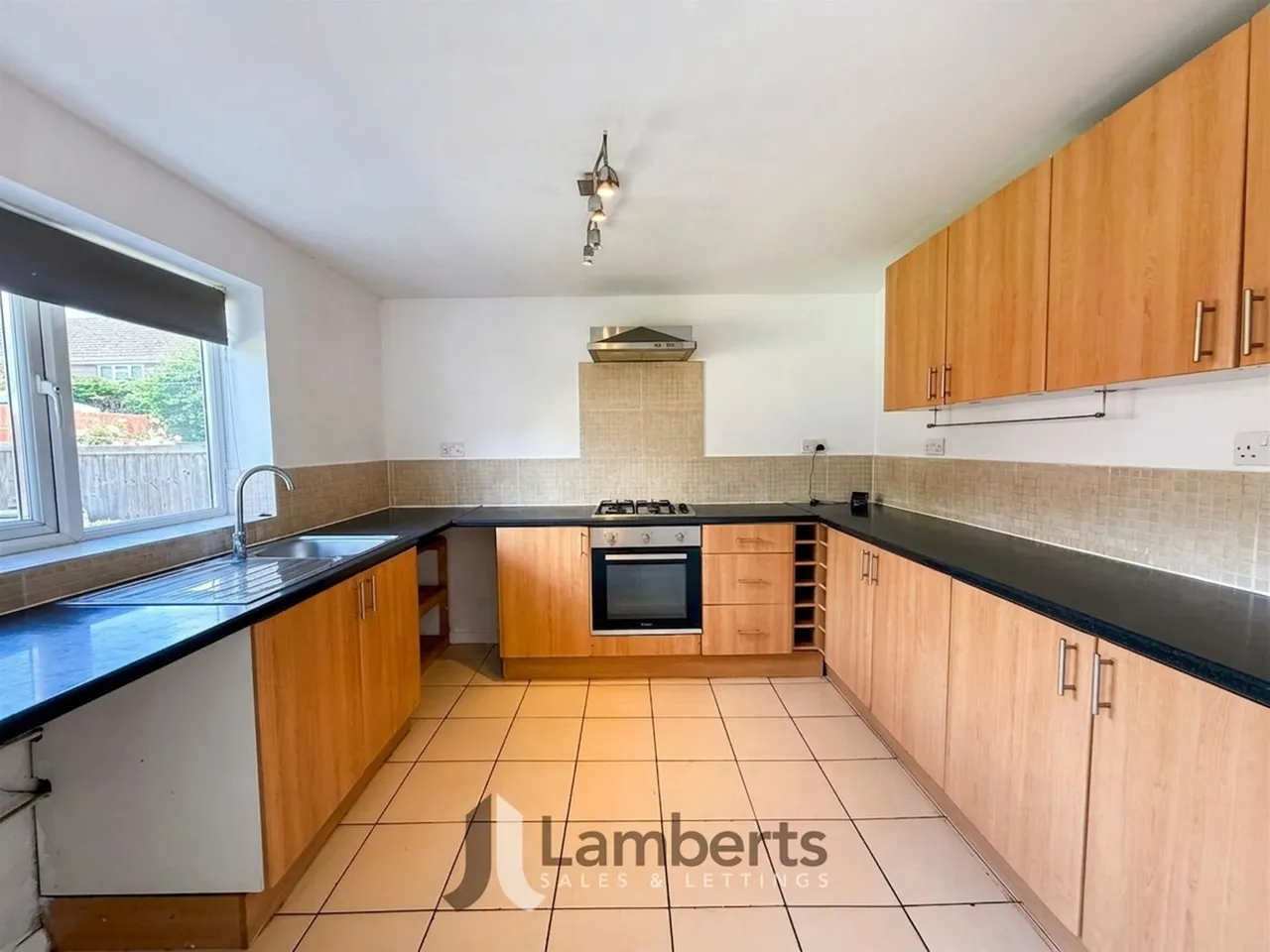 16 Hamilton Drive, Studley, photo 3