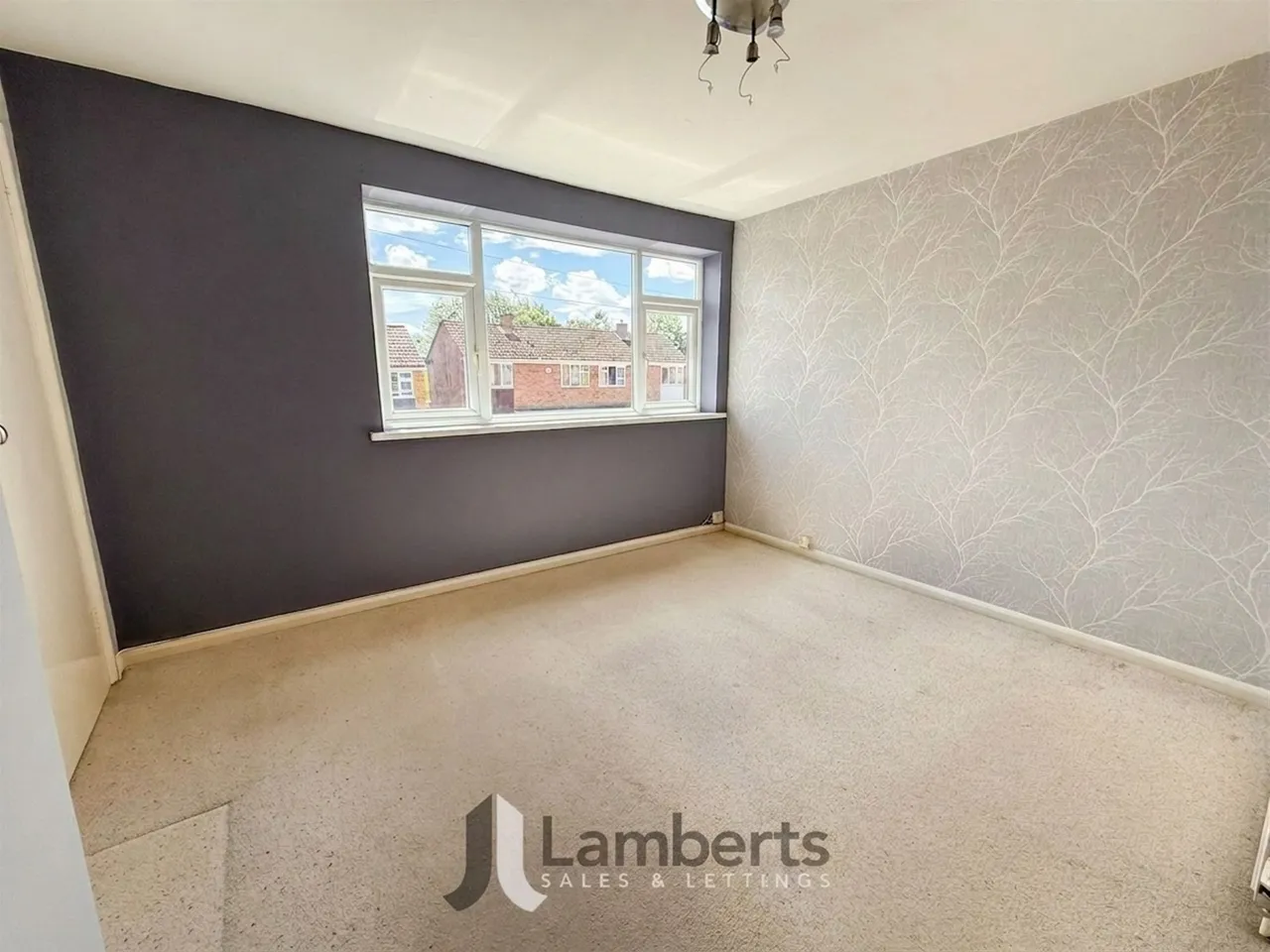 16 Hamilton Drive, Studley, photo 9