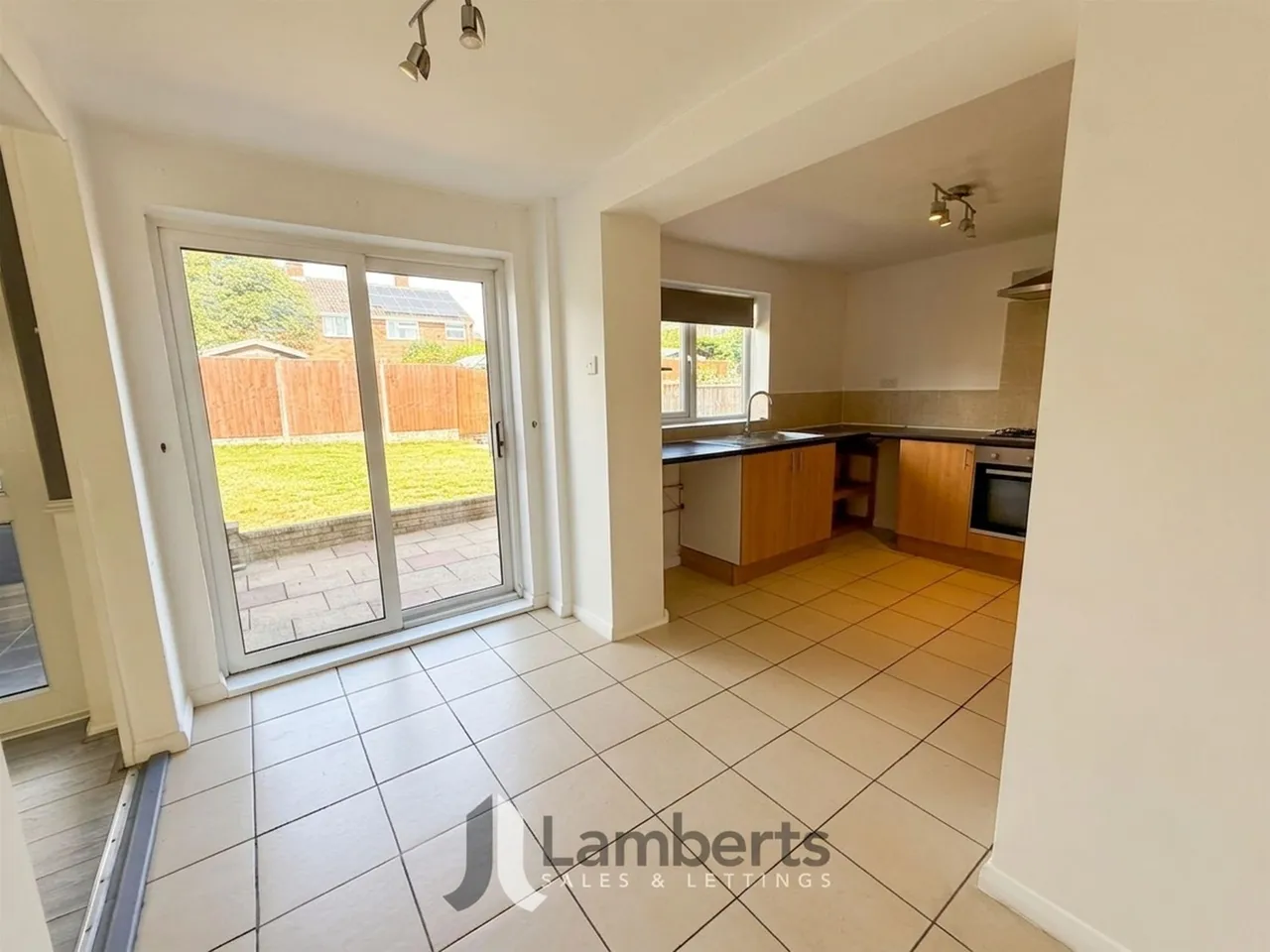 16 Hamilton Drive, Studley, photo 4