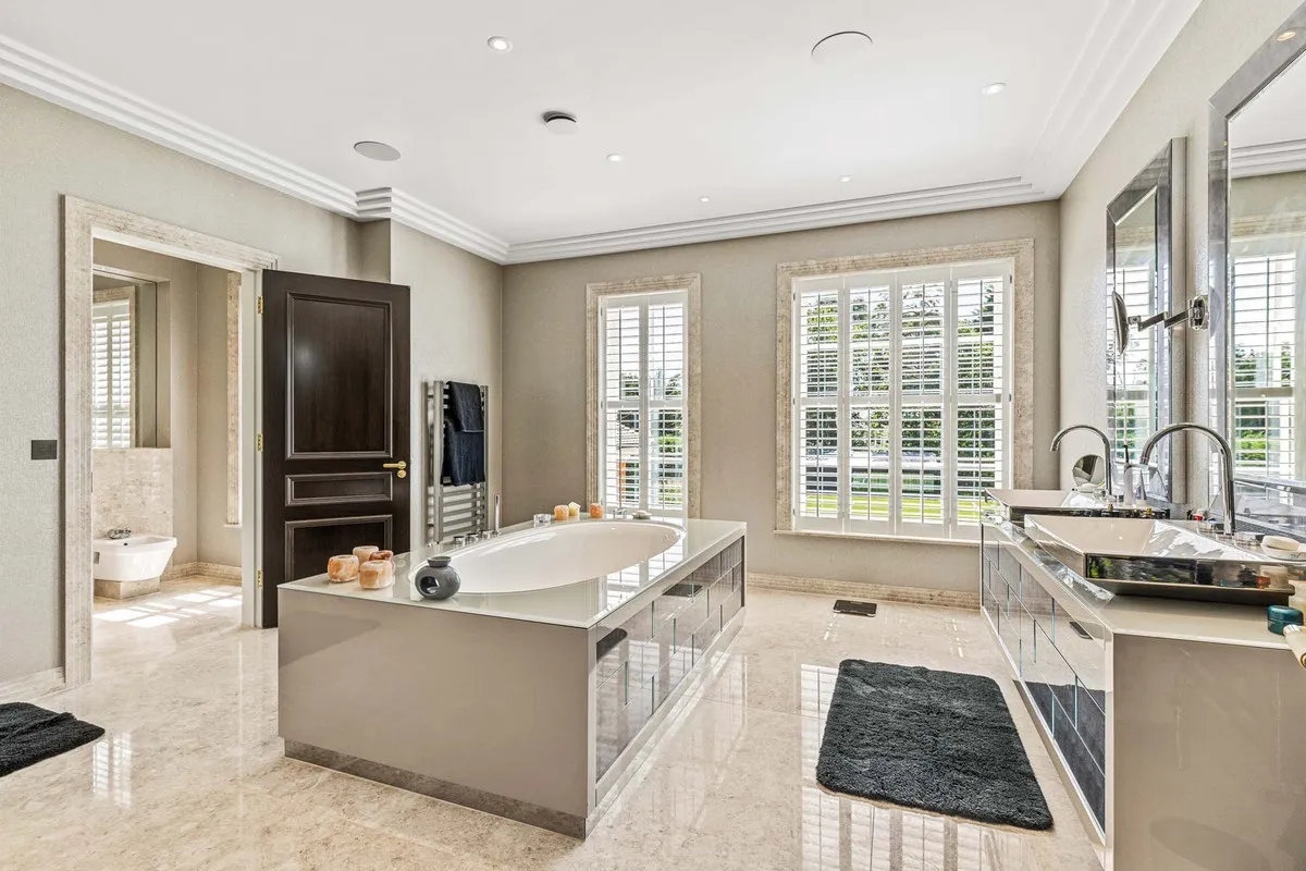Abbots Drive, Virginia Water, GU25, photo 27