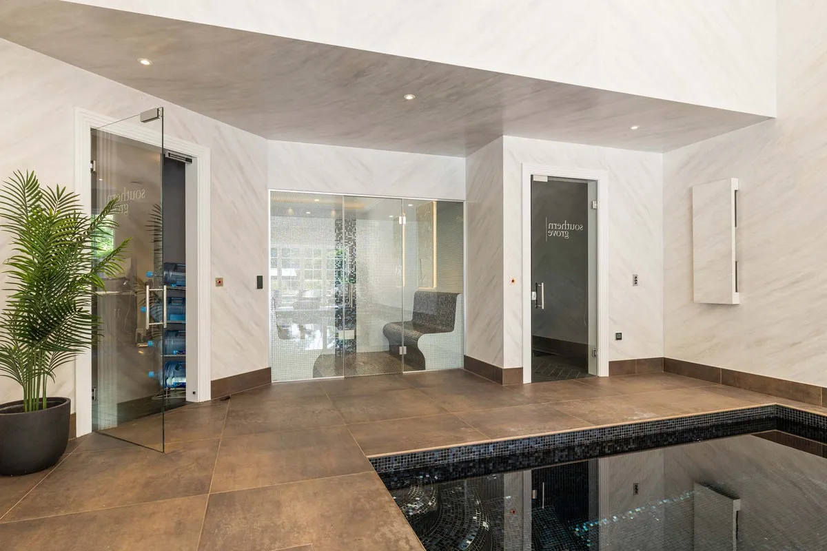 Abbots Drive, Virginia Water, GU25, photo 13